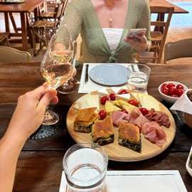 Atene: tour enologico con degustazione di vini in una cantina locale