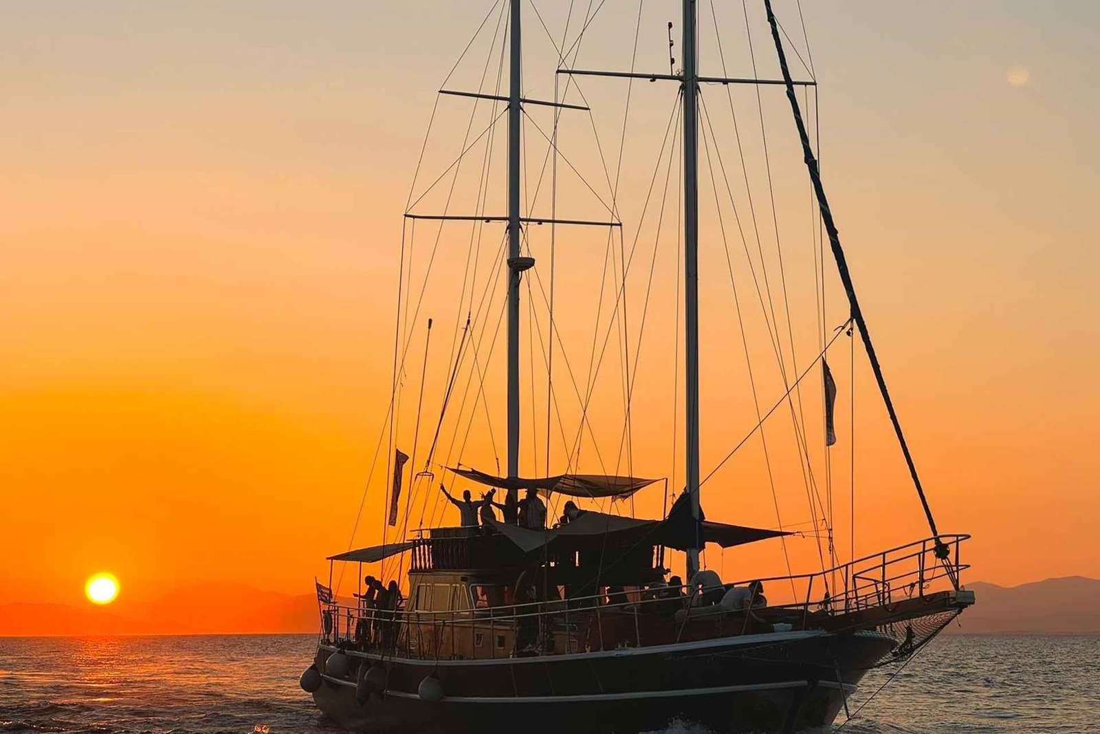 Crociera con cena al tramonto: sosta per nuotare, drink e cena a bordo