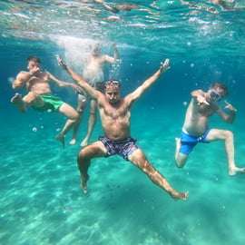 Atene: Crociera in catamarano con pranzo leggero e vino