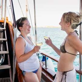 Atene: Tour in barca di Agistri ed Egina con pranzo e nuoto