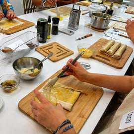 Cucina come un greco in una lezione di cucina nel cuore di Atene