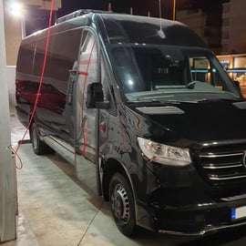 Trasferimento facile da Atene città a Atene aeroporto in furgone e minibus