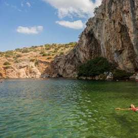 Fuga sulla riviera di Atene: lago Vouliagmeni e gemme costiere