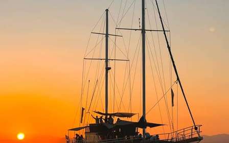 Crociera con cena al tramonto: sosta per nuotare, drink e cena a bordo