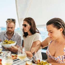 Atene: crociera in catamarano sulla Riviera con pasto e bevande