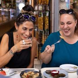 Atene: Tour gastronomico serale a piedi