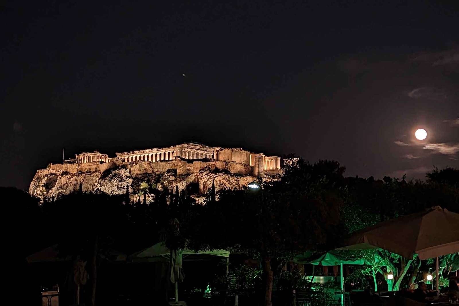 Atene di notte: incantevole tour a piedi e delizie culinarie