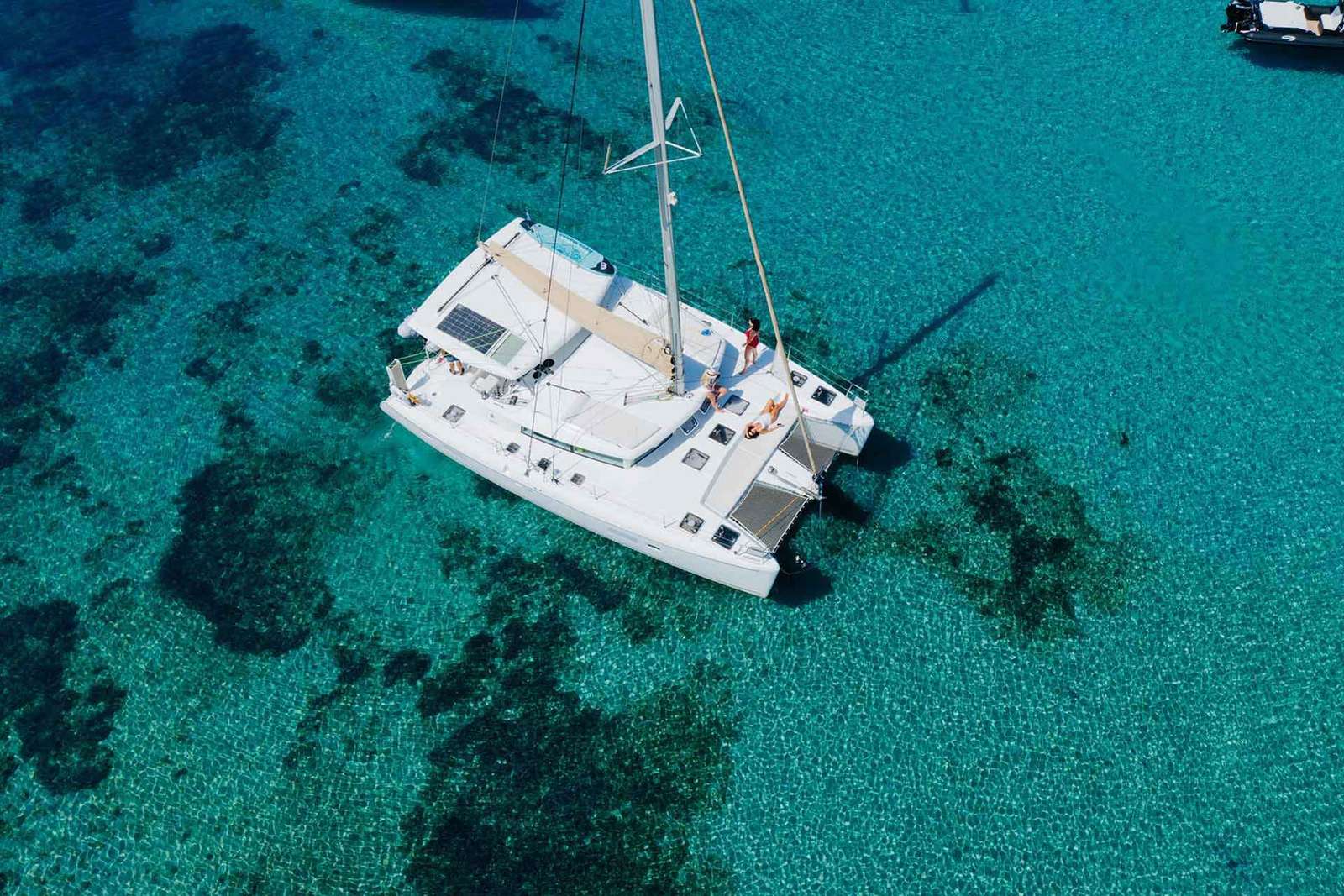 Atene: Crociera in catamarano con pranzo leggero e vino