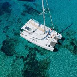 Atene: Crociera in catamarano con pranzo leggero e vino