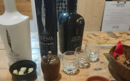 Esperienza di olio extravergine di oliva con vino ed erbe aromatiche