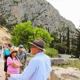 Atene: Escursione di un giorno a Delfi e Arachova con guida e biglietto d'ingresso