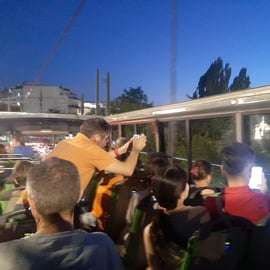 Tour panoramico notturno di Atene in autobus a due piani scoperto