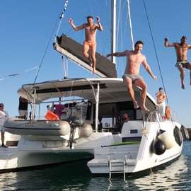 Atene: Crociera in catamarano con pranzo leggero e vino