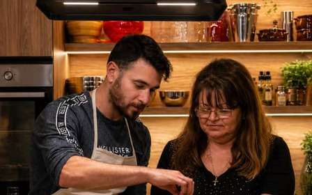 Cucina come un greco in una lezione di cucina nel cuore di Atene