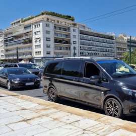 Trasferimento facile da Atene città a Atene aeroporto in furgone e minibus