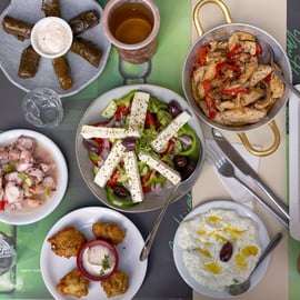 Atene: Tour gastronomico serale a piedi