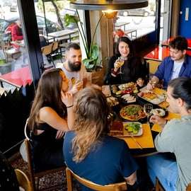 Atene: tour guidato a piedi del cibo di strada locale vegano