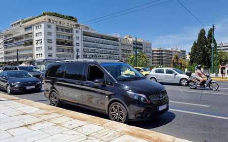 Trasferimento facile da Atene città a Atene aeroporto in furgone e minibus