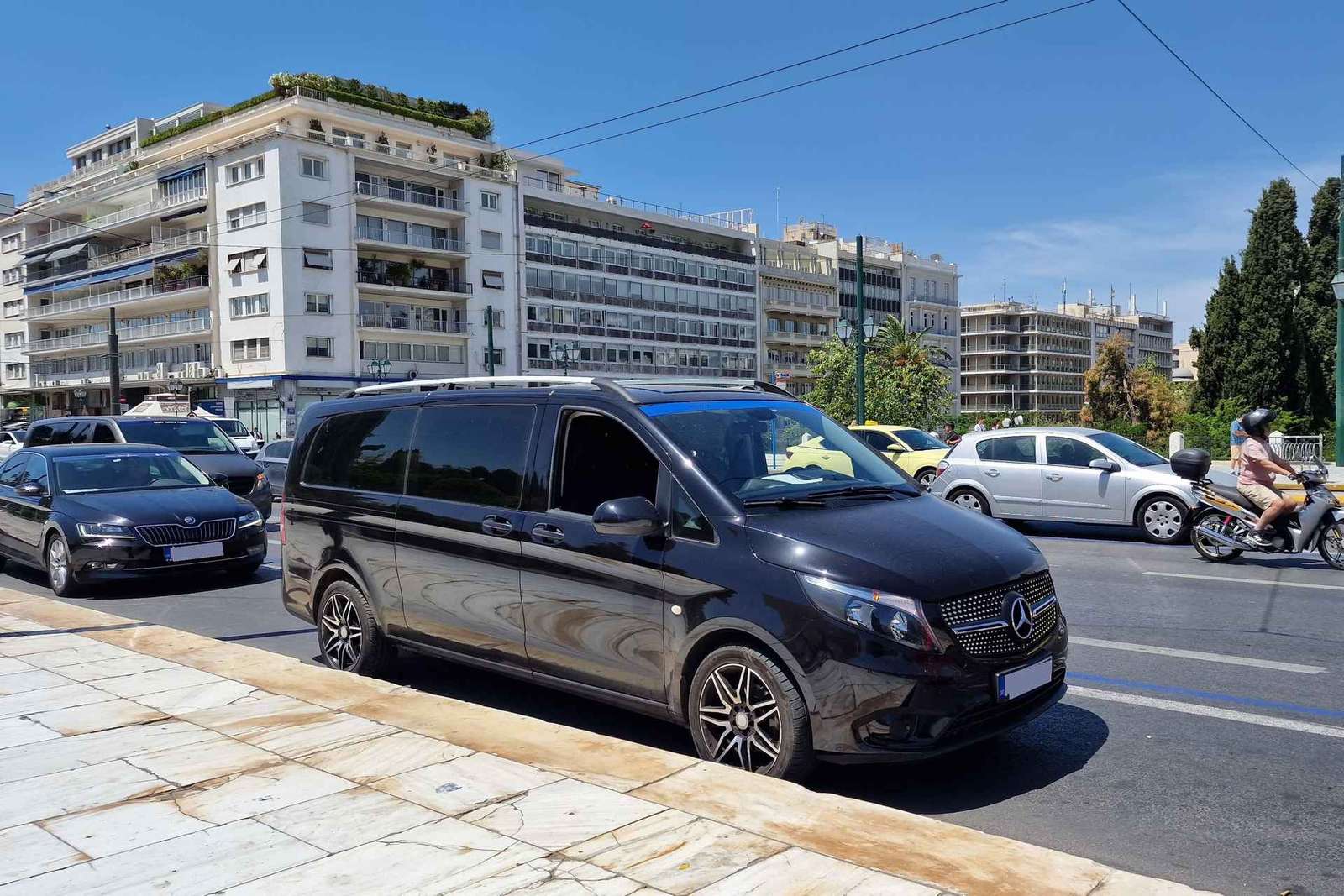Trasferimento facile da Atene città a Atene aeroporto in furgone e minibus