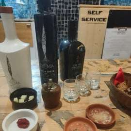 Esperienza di olio extravergine di oliva con vino ed erbe aromatiche