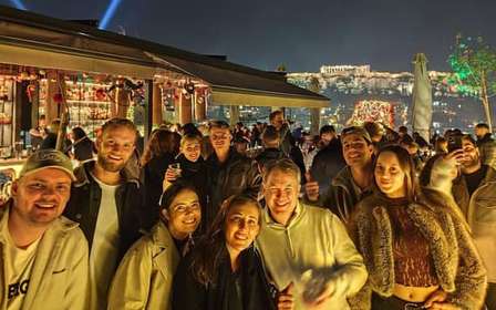 Atene: pub crawl sui tetti con vista sull'Acropoli e festa