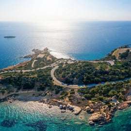 Atene: fuga sulla riviera, nuoto al lago Vouliagmeni e assaggi locali