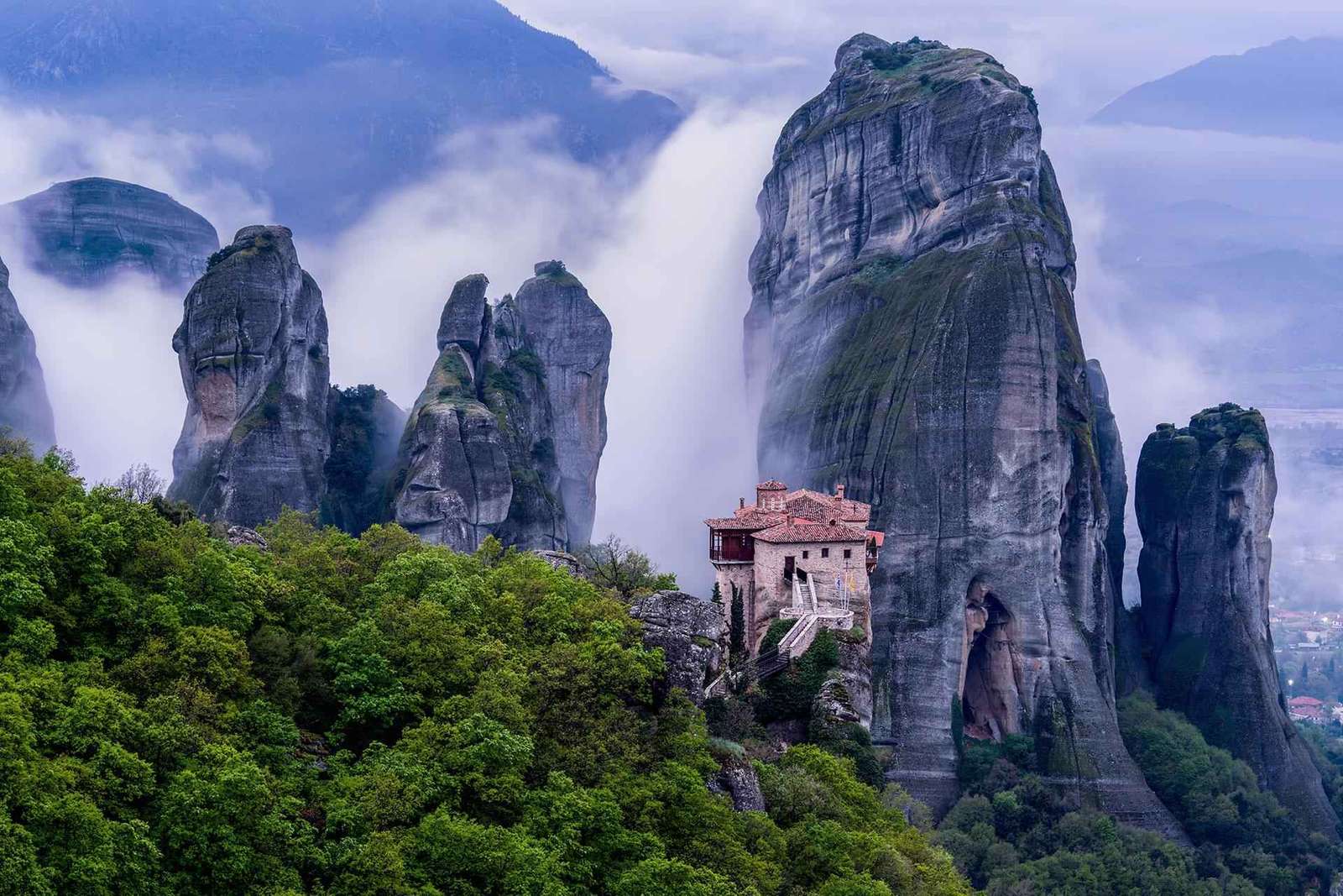 Atene: Escursione di un giorno ai monasteri e alle grotte di Meteora e opzione pranzo