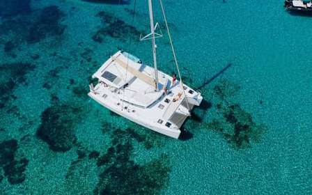Atene: Crociera in catamarano con pranzo leggero e vino
